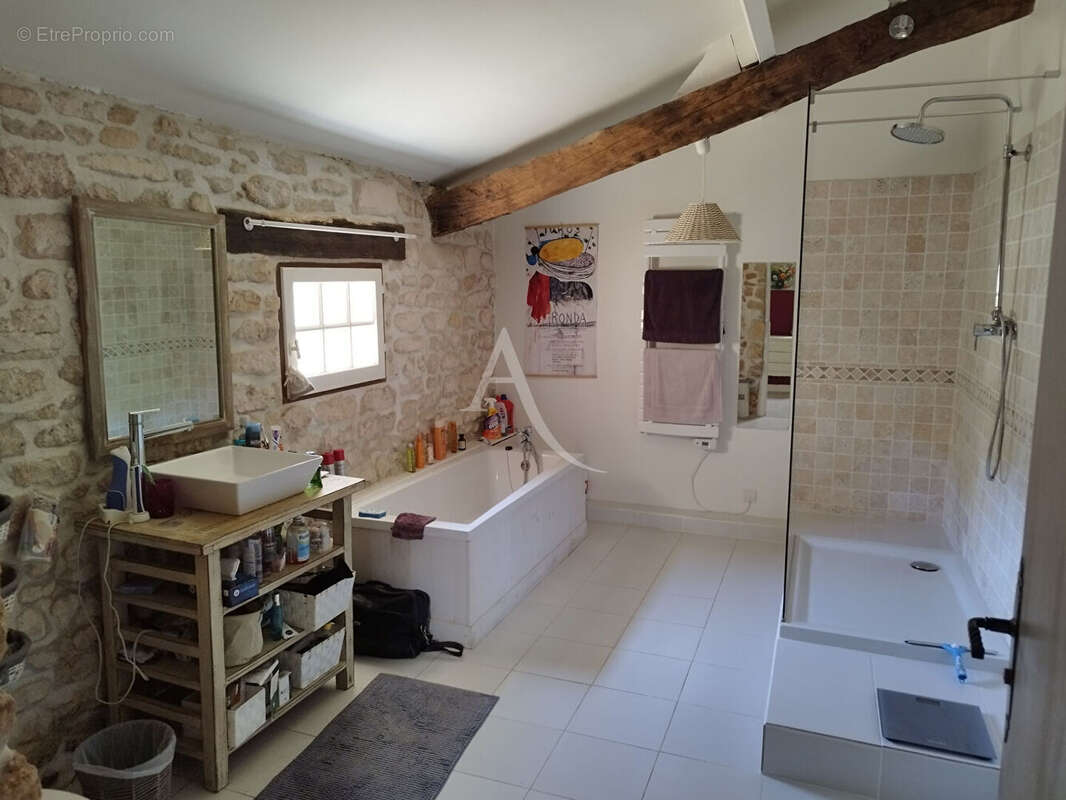 Charentaise de plain pied 4 chambres avec piscine. - photo 12