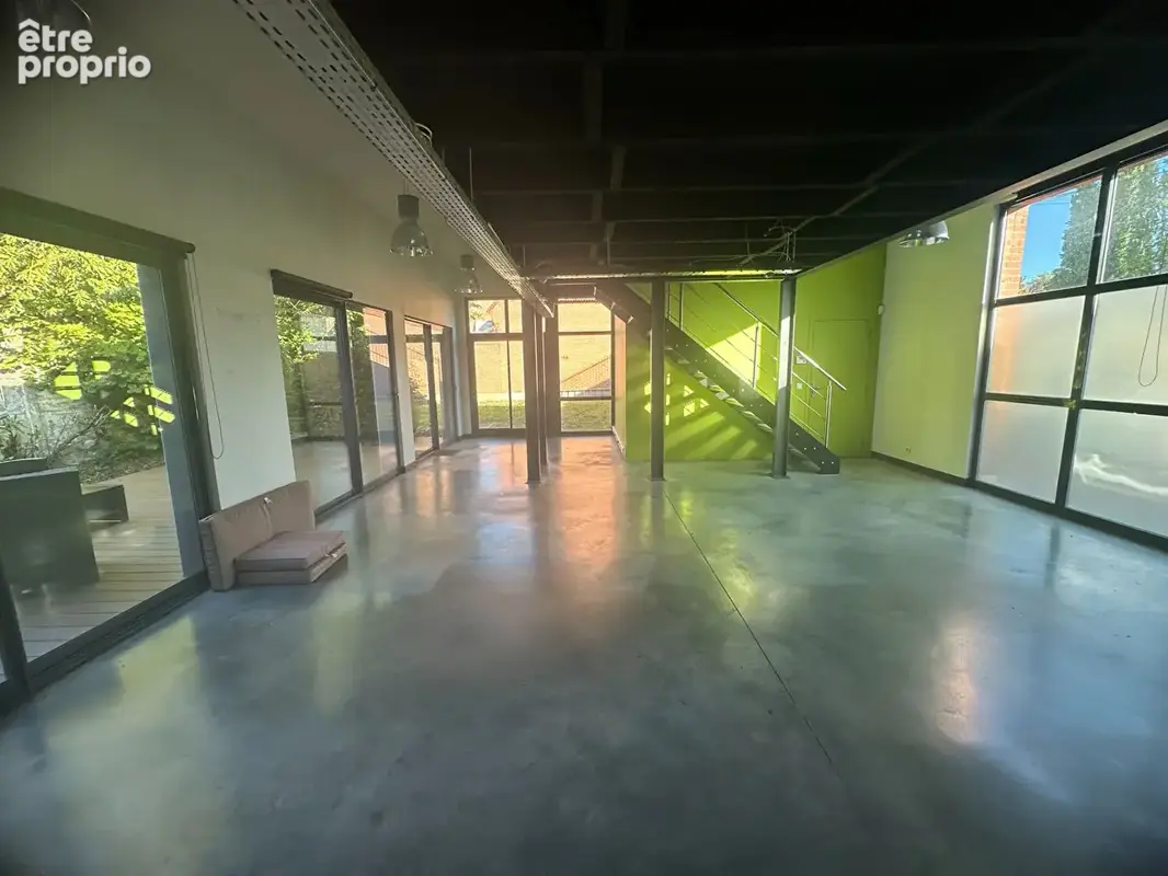 À vendre ! Local professionnel ou commercial de 120 m² avec terrasse, parking et nombreux atouts - photo 9