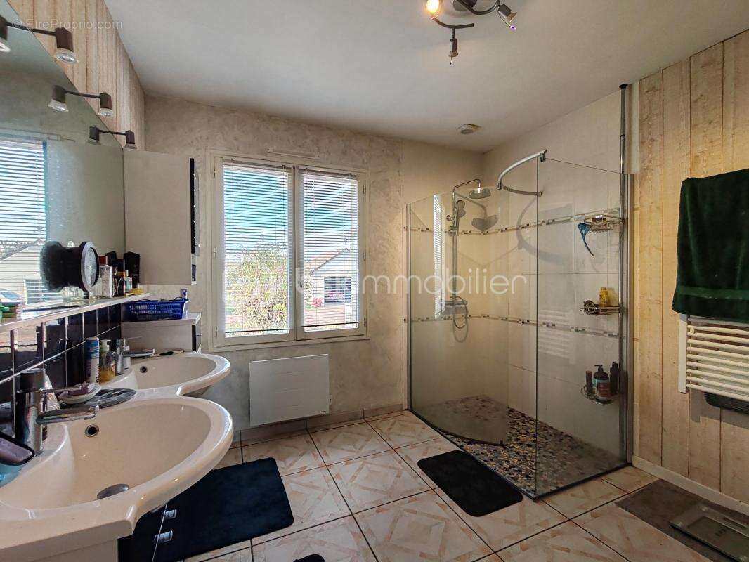 Maison à LES BORDES