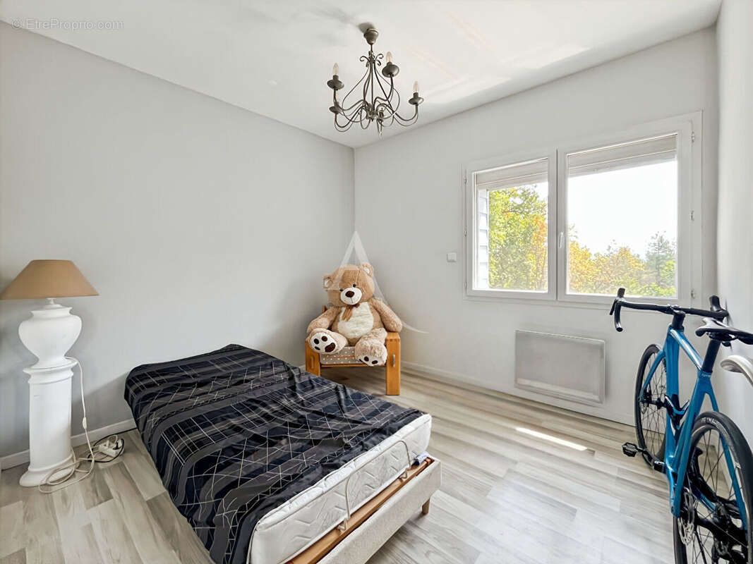 A VENDRE - Maison familiale avec piscine dans quartier calme - photo 14