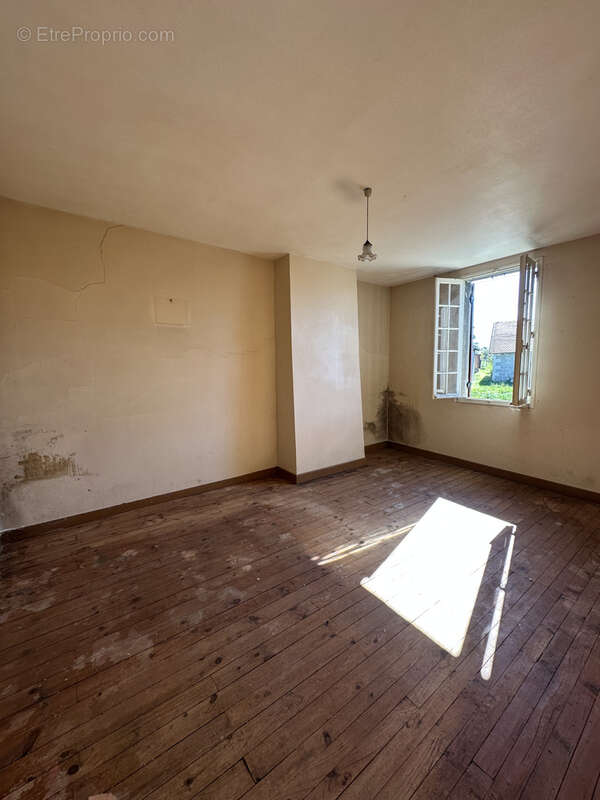 Maison à LA ROCHE-CHALAIS