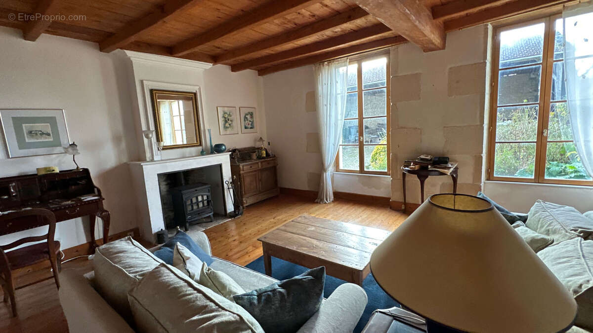 Maison à BLANZAC-LES-MATHA