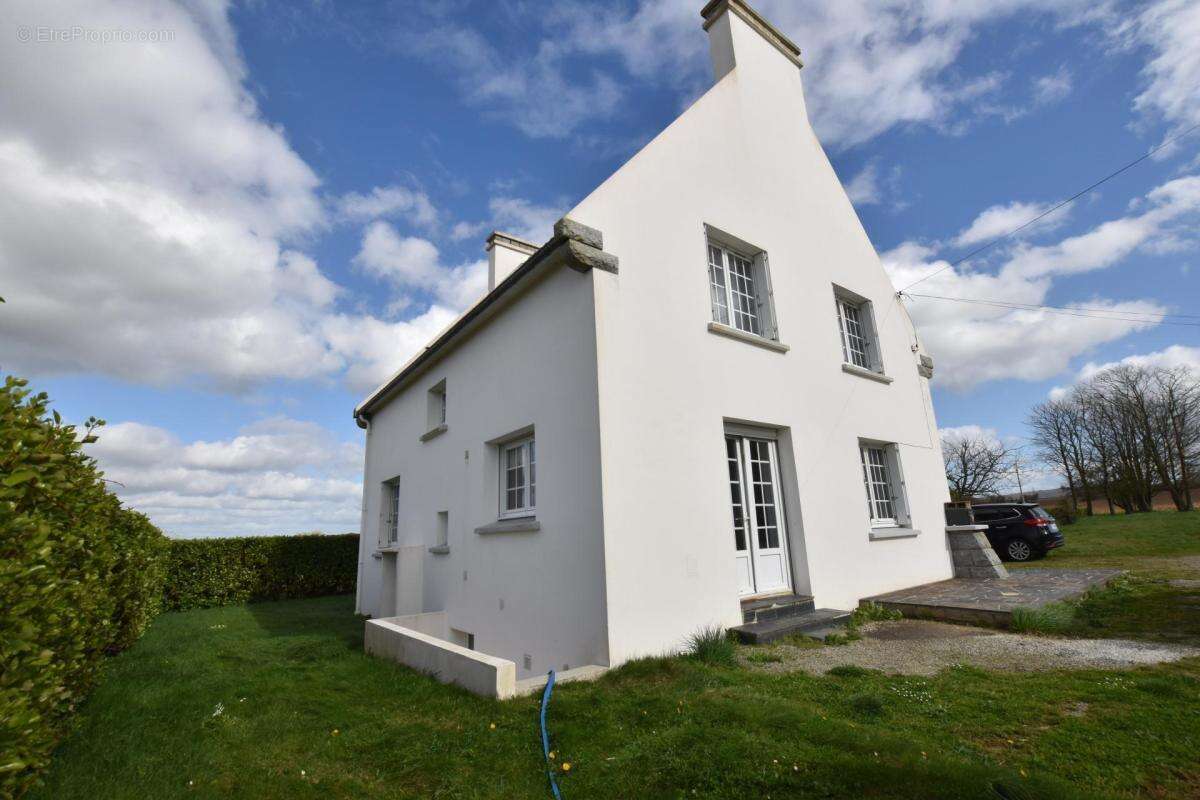 Maison à PLONEVEZ-PORZAY