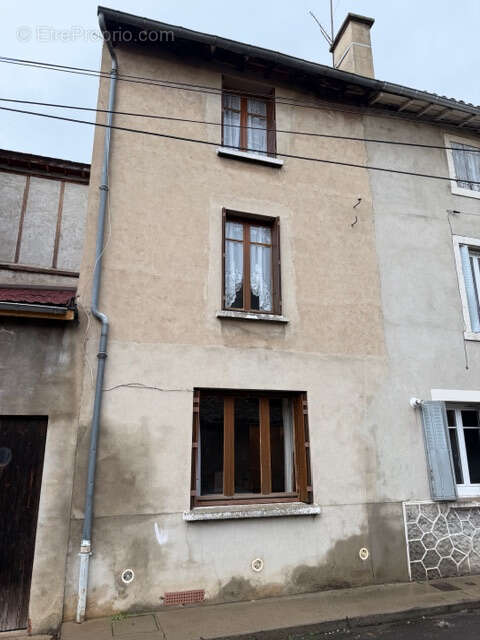 Maison à MARINGUES