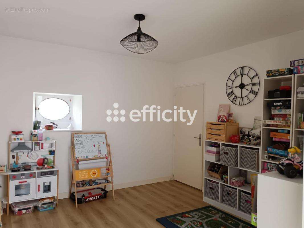 Maison 237 m² à Iteuil  - photo 13