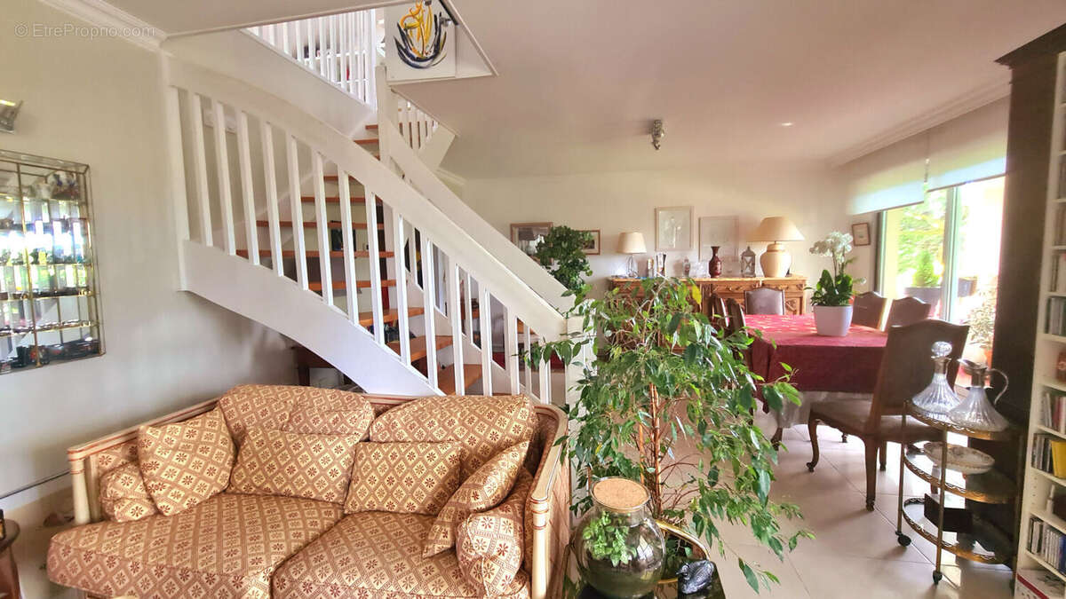 Appartement à SAINT-PRIEST-EN-JAREZ