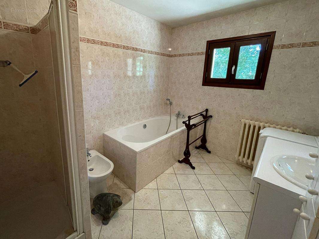 Maison sur deux niveaux avec jardin clôturé, à proximité de Villeréal - photo 11