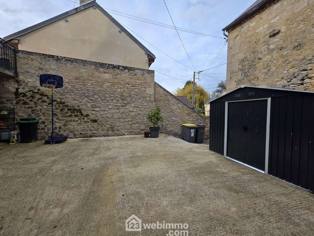 Un espace extérieur pratique et sécurisé, idéal pour le quotidien - Maison à REVILLON