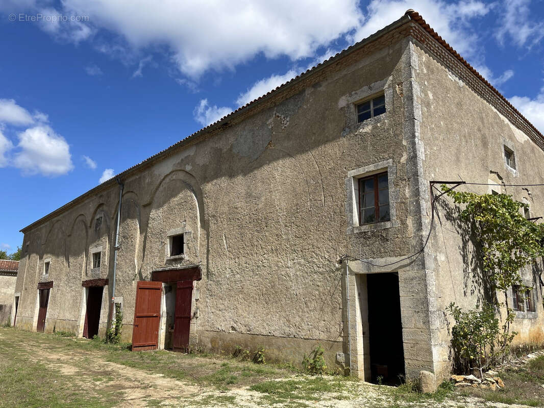 Maison à JAVERLHAC-ET-LA-CHAPELLE-SAINT-ROBERT