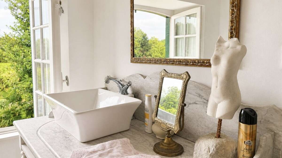 Maison de caractère du XVIIIe siècle rénovée  402 m² habitables  9 chambres  Terrain de 2 215 m²  Urt - photo 13
