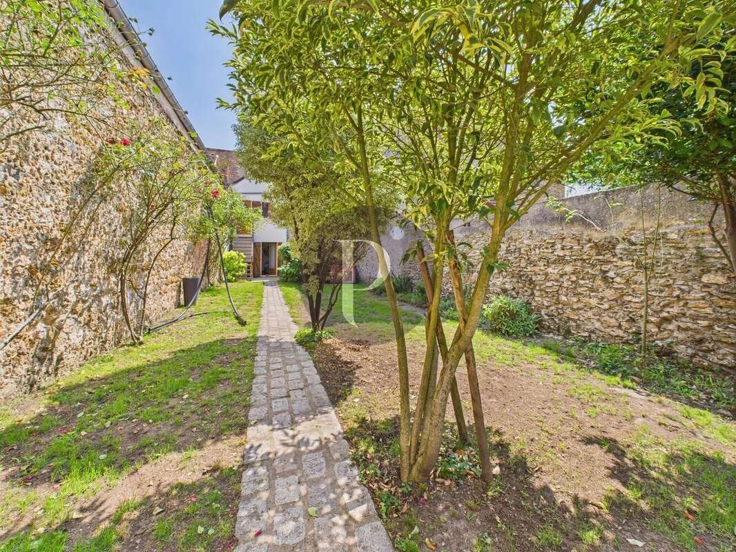 Maison à VERRIERES-LE-BUISSON