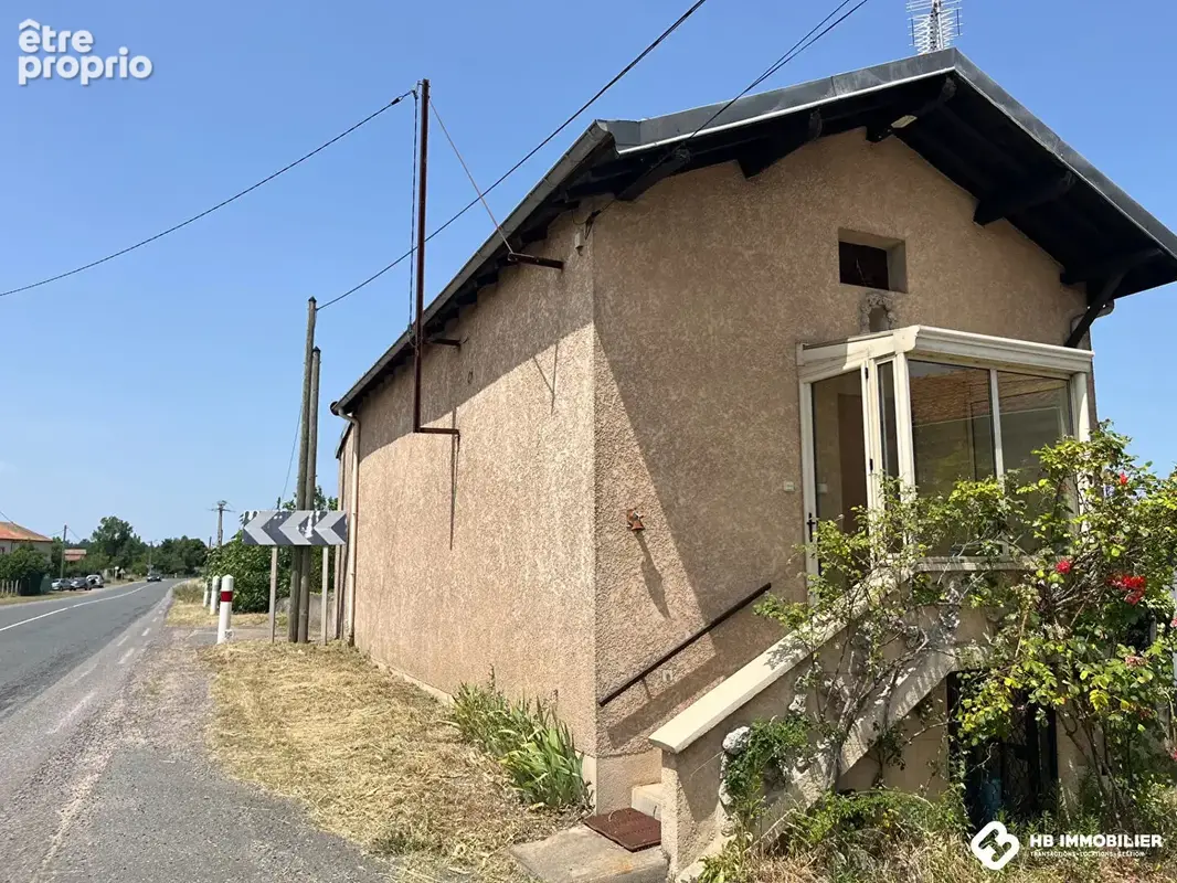 Maison avec vue campagne, grand potentiel et dépendances  sise à La Pacaudière - photo 8