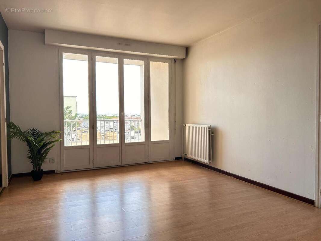   - Appartement à DECINES-CHARPIEU