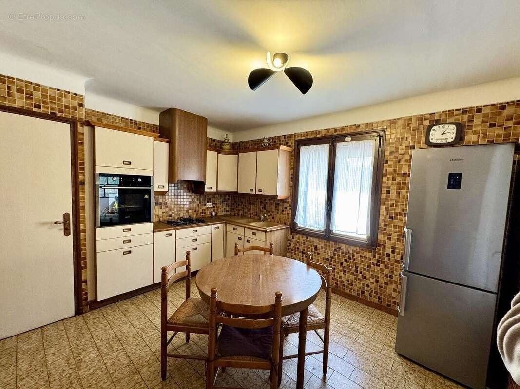 Dickjan POPPEMA d'eXp France vous propose une belle maison individuelle avec 4 chambres et une belle vue sur la Citadelle de Forcalquier - Maison à FORCALQUIER