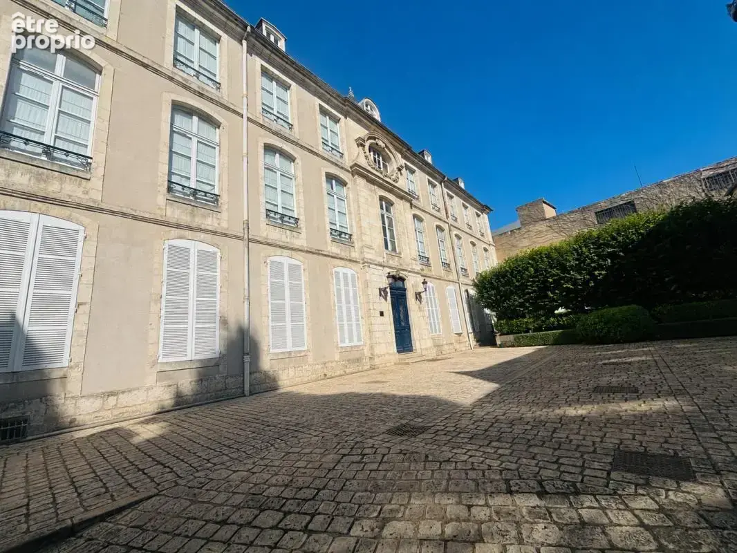 Bourges hypercentre -- rare appartement dans un hôtel particu - photo 1
