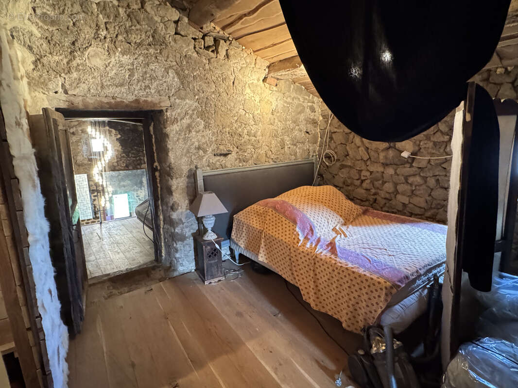 Belle ferme ardechoise avec dependances - photo 13