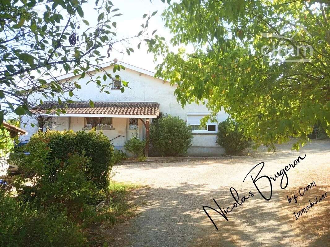 En exclusivité – Ensemble immobilier avec deux habitations, étang et près d’un hectare de terrain - photo 15