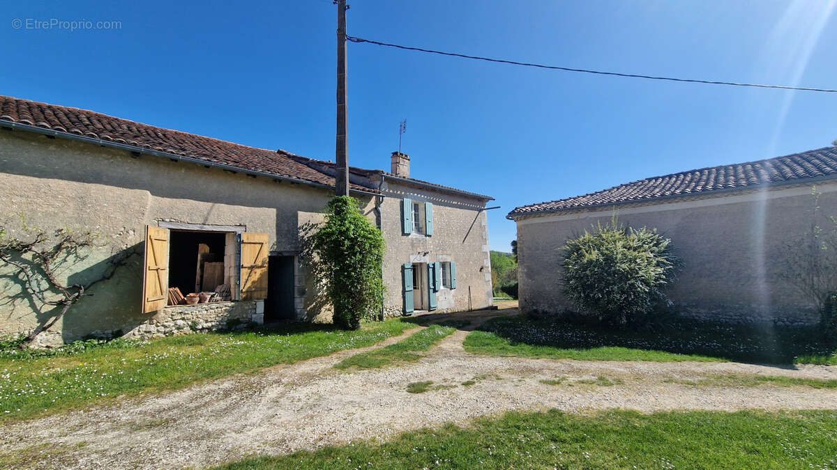 Maison à MONTMOREAU-SAINT-CYBARD