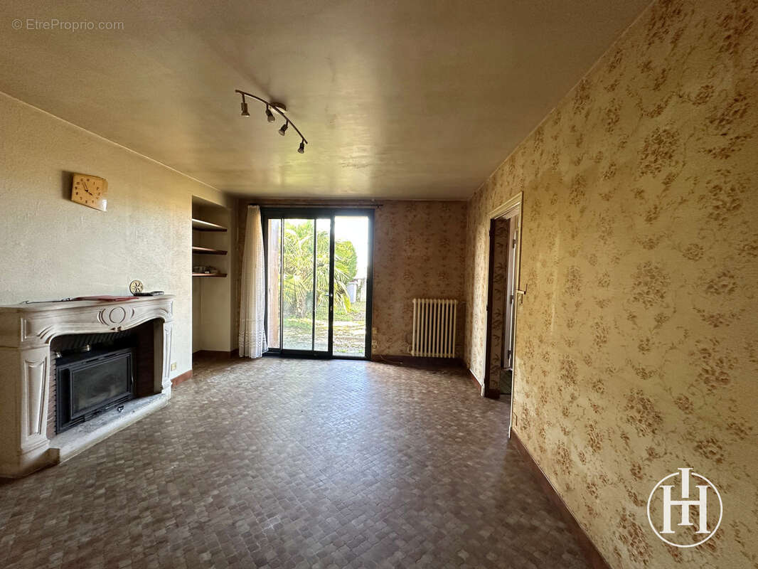 Maison à MONTLEVICQ