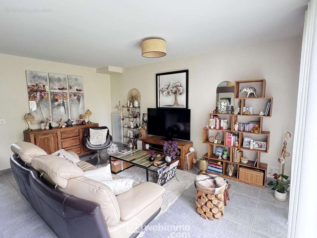 Autre vue du salon, avec l&#039;espace... - Maison à LES PONTS-DE-CE