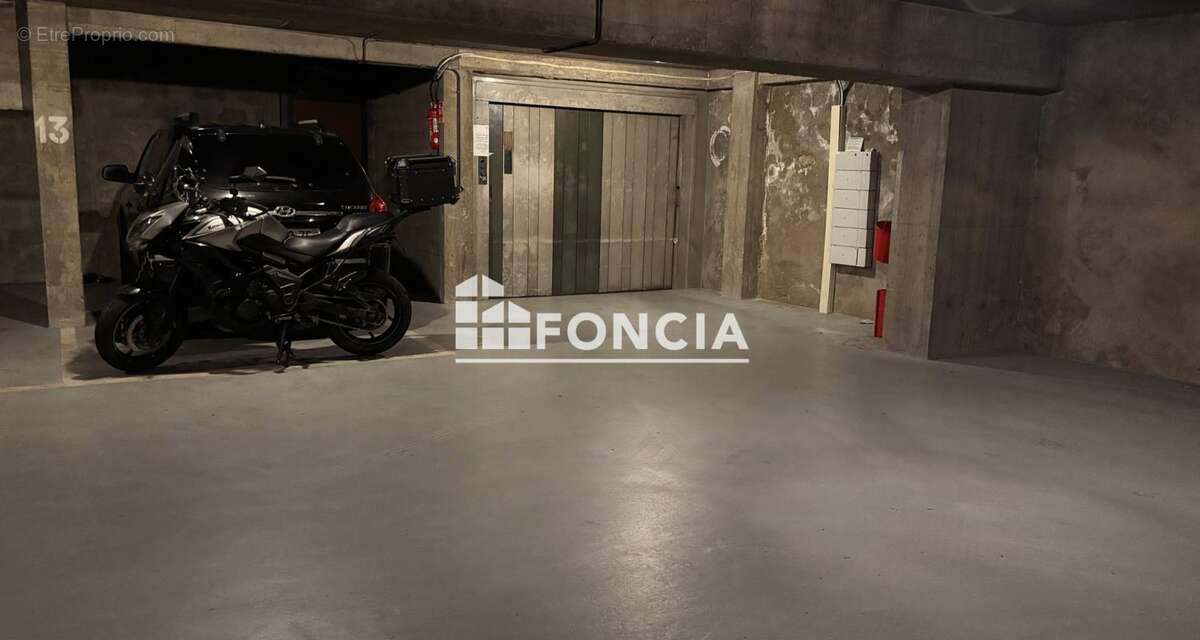 Parking à PARIS-15E