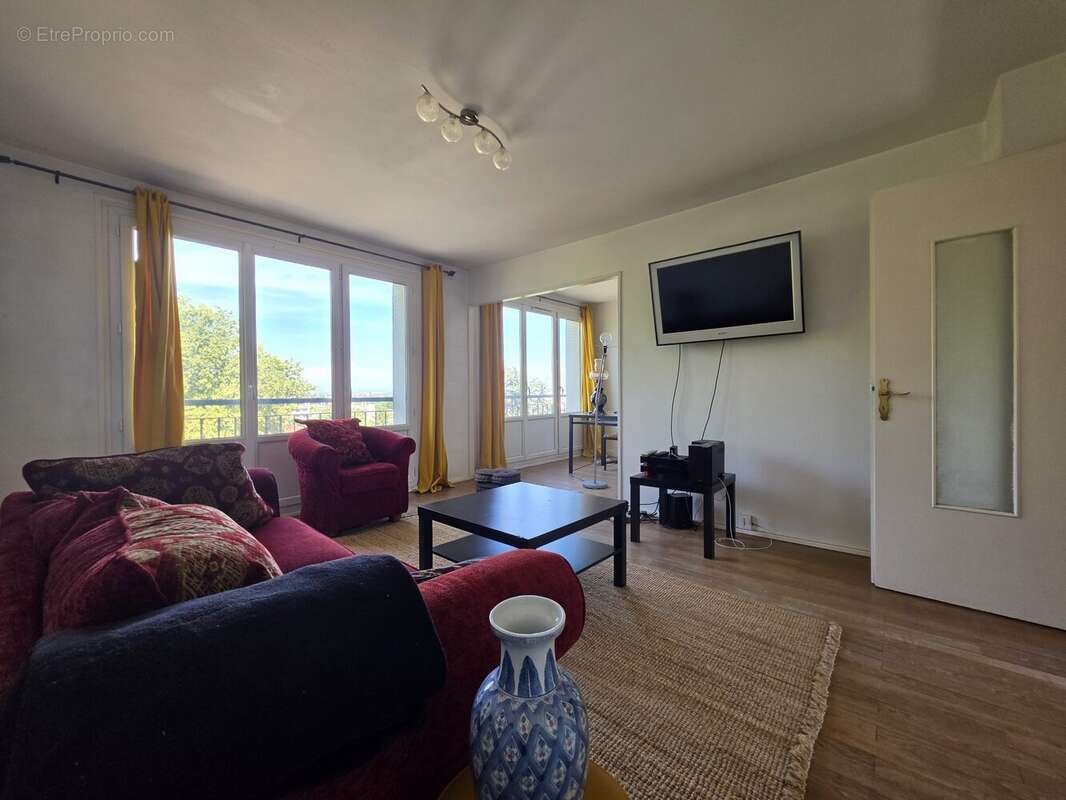 Appartement 67 m² à Decines-Charpieu  - photo 2