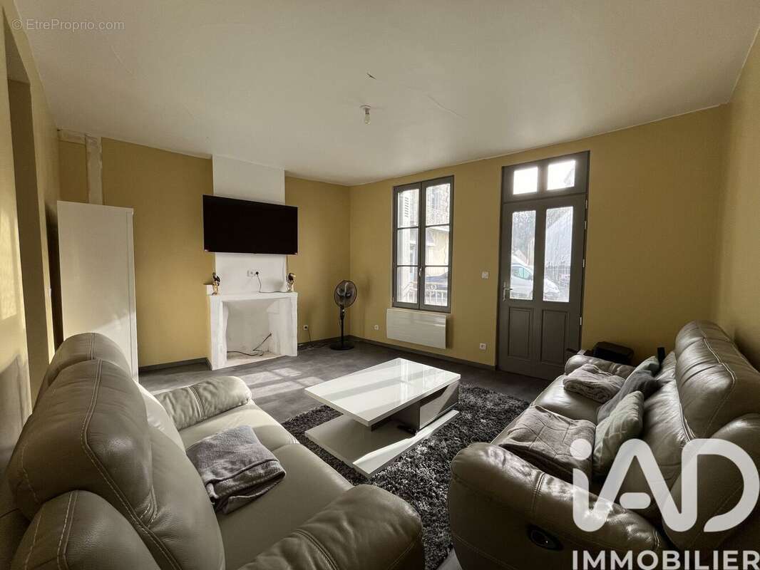 Maison 106 m² à La Celle-Guenand  - photo 2