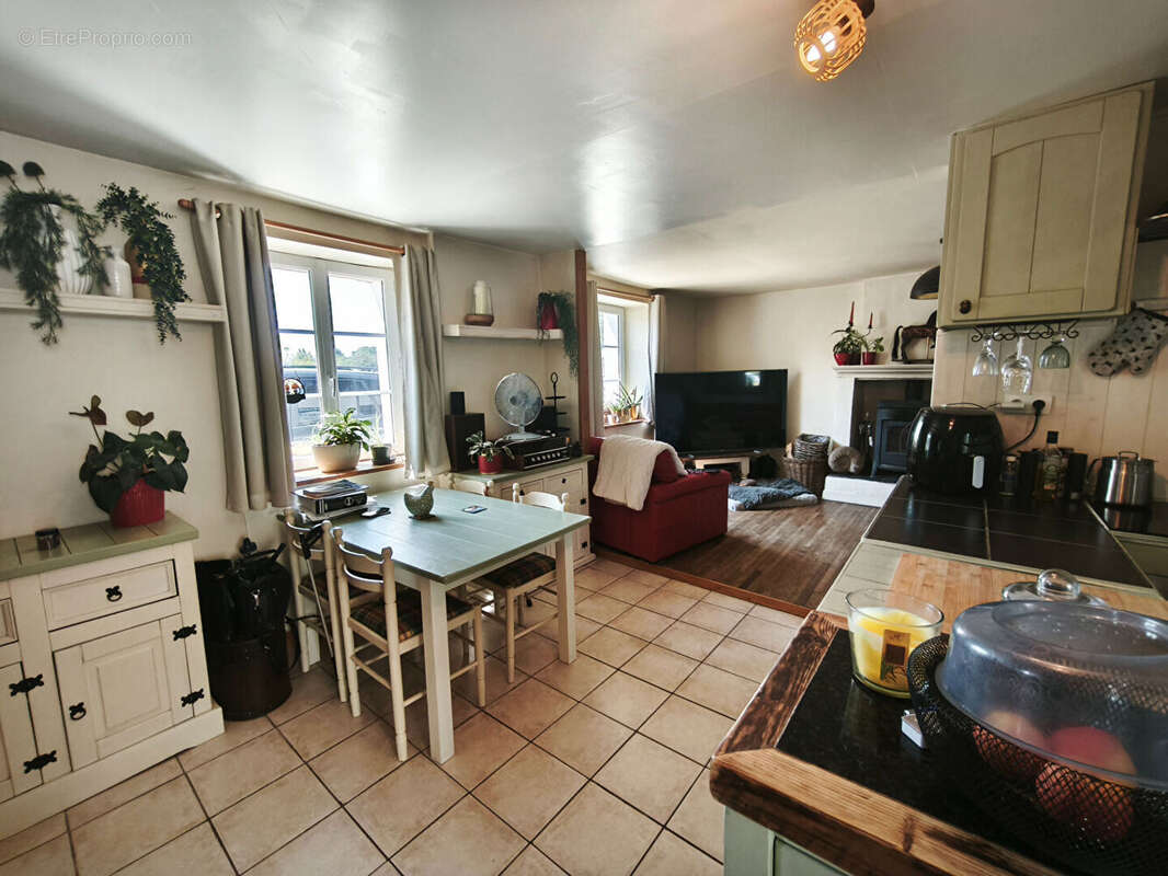 CÔTES-D'ARMOR, Saint-Mayeux, Maisonnette mitoyenne, trois chambres, centre du village - photo 4