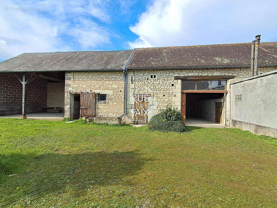 Maison située à Antran avec dépendances et grand jardin ! - photo 3