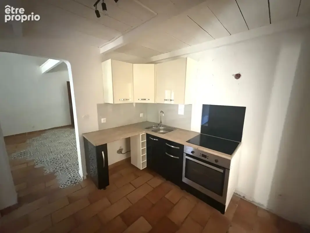 À Aups   Maison de plain-pied avec extérieur et stationnement - photo 6