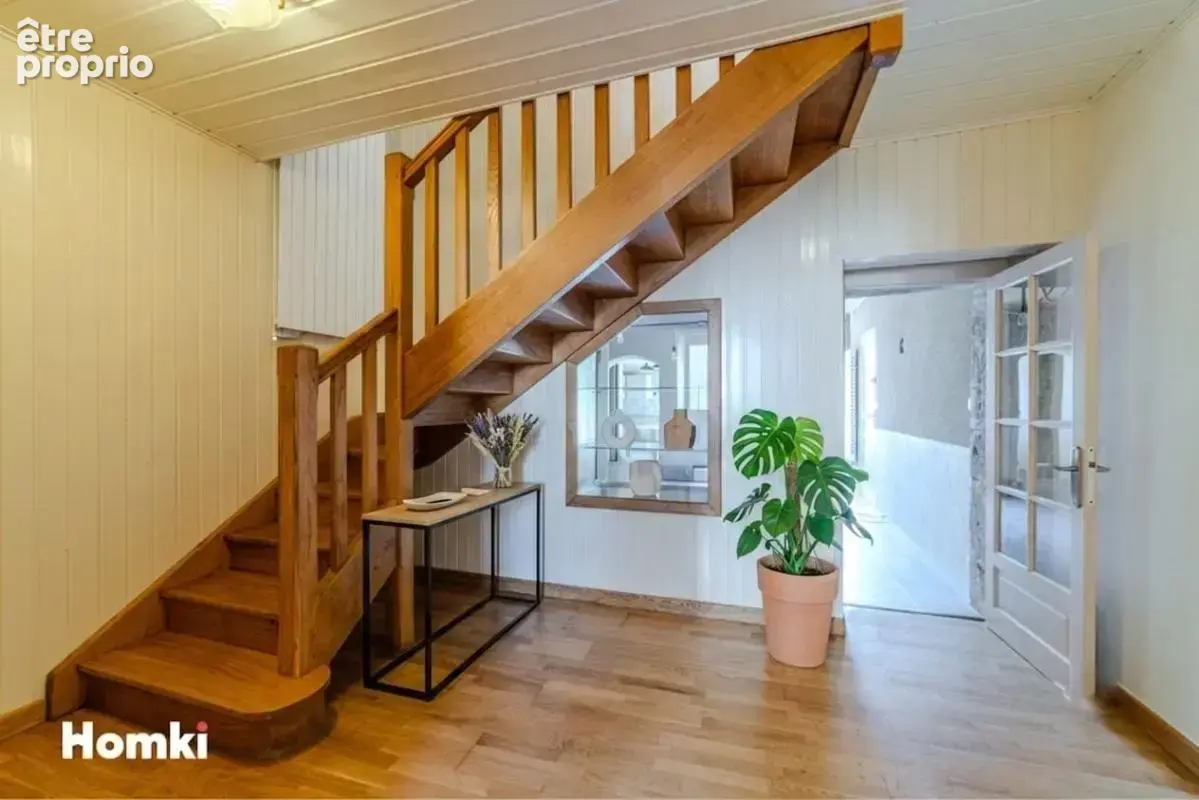Ferme de village T8 de 168m² entièrement rénovée avec dépendances - Saint-Hymetière-sur-Valouse - photo 4