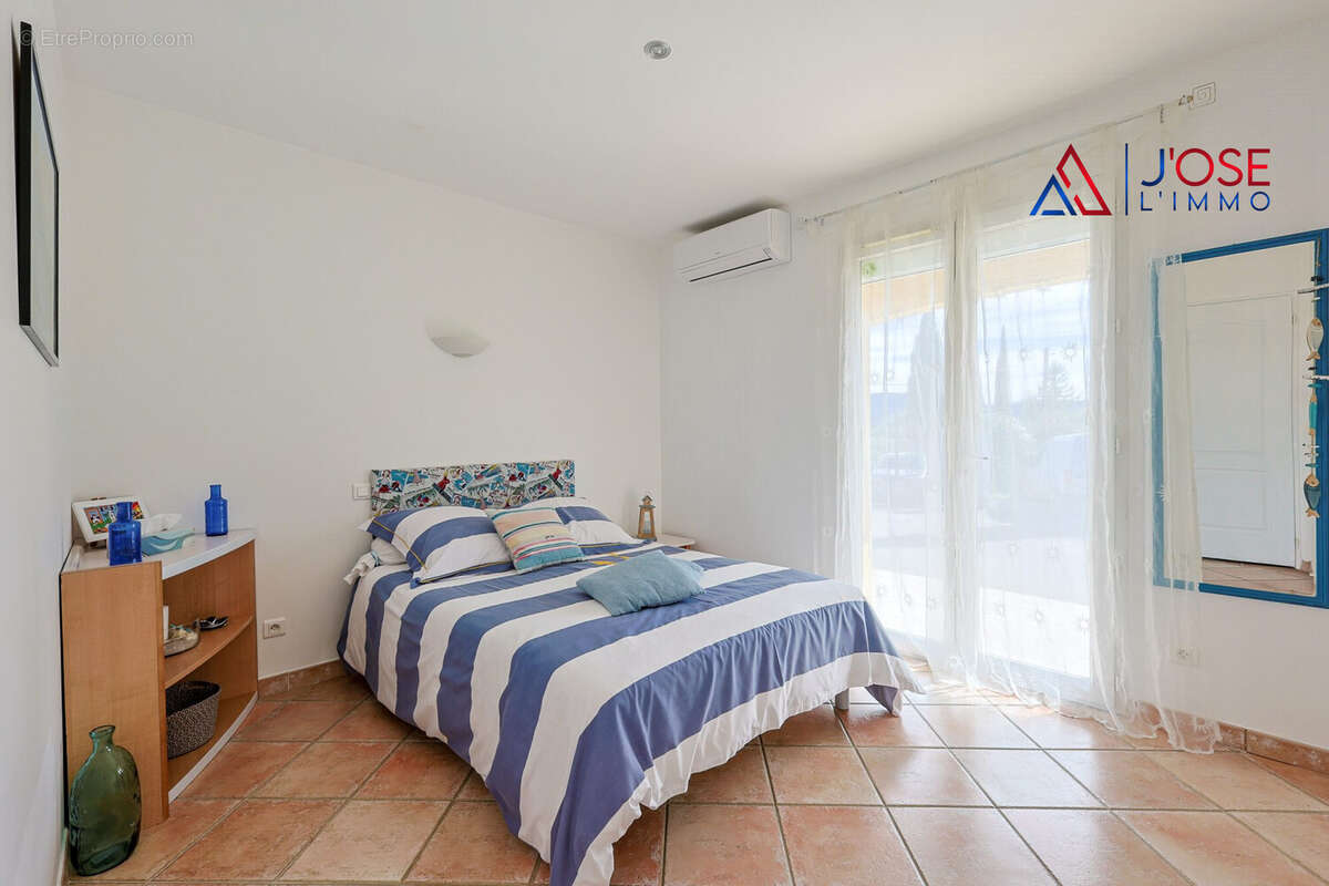 Chambre avec accès extérieur - Maison à POURRIERES