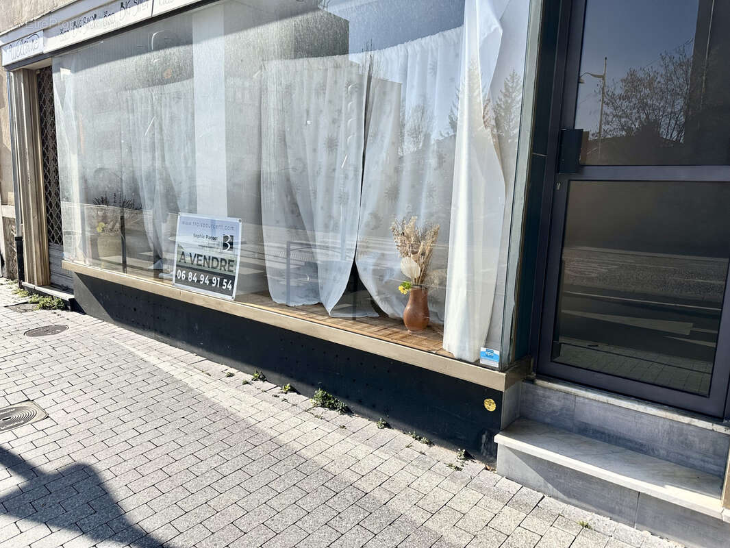 Local commercial 68 m2 - vitrine- jardin - photo 5