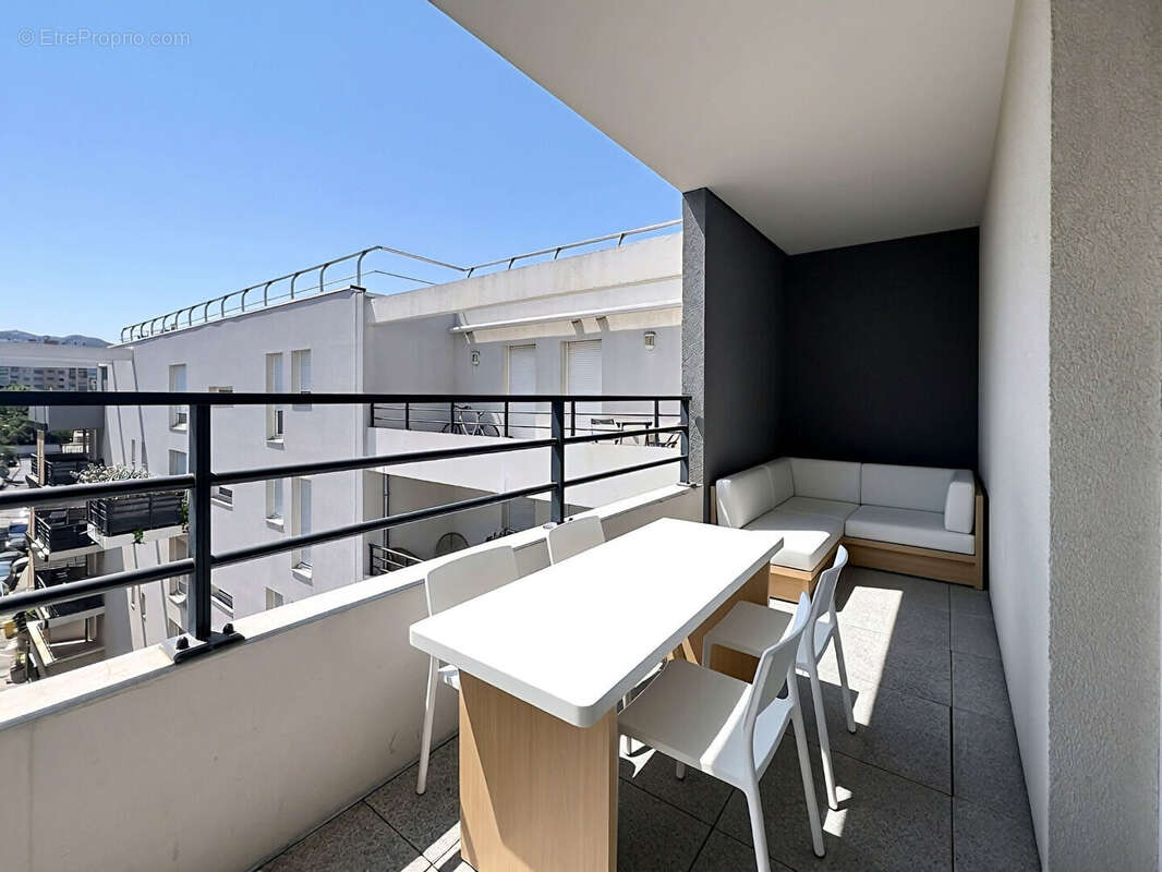 Dernier étage avec grande terrasse - Studio lumineux de 26,40 m² - Marseille 10e - photo 4