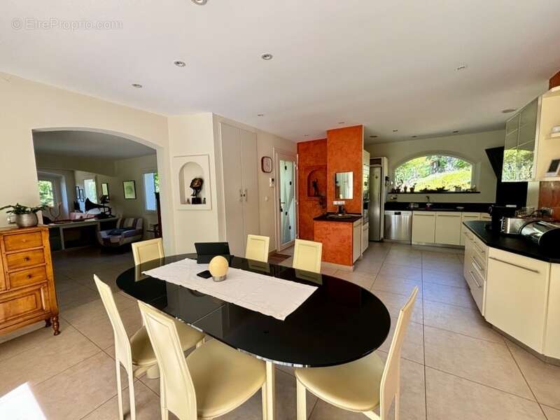 Dpt Var (83), à vendre FREJUS Tour de mare, maison P6 de 156 m² - Terrain de 1790 m² - photo 9