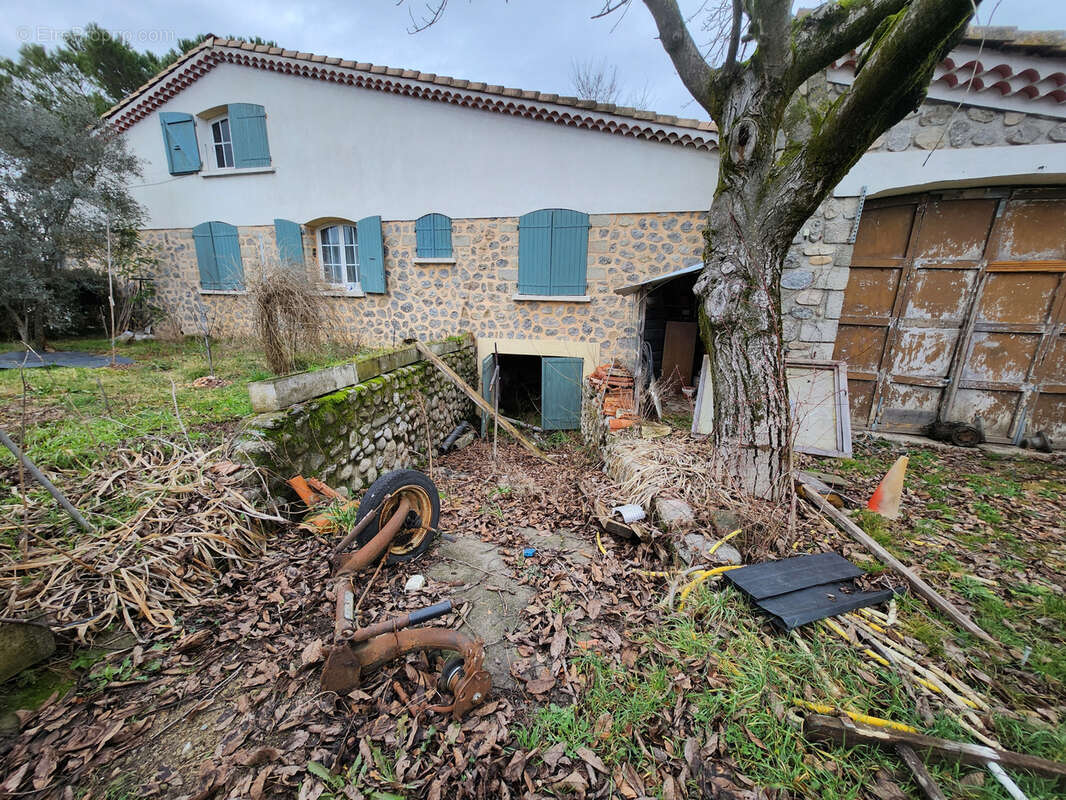 Villa - 150 m2 habitable de plain-pied et 50 m2 de garages attenants - combles et dépendances - 3390 m terrain - photo 8