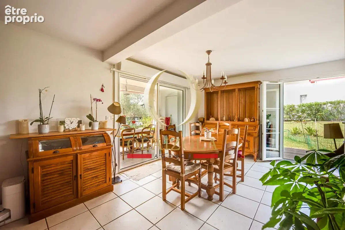 URRUGNE - Maison familiale avec jardin et garage, proche du bourg et des plages - photo 2