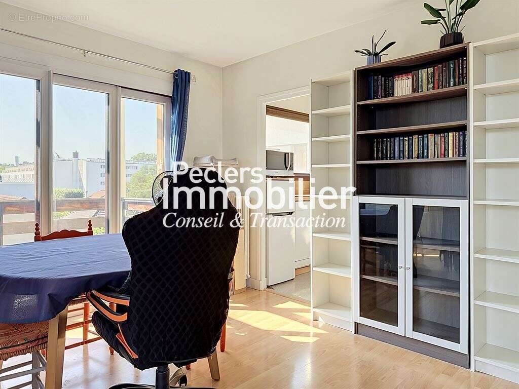 Appartement 1 chambre, balcons, cave et box - dernier étage - enrtre centre ville et RER A - photo 3