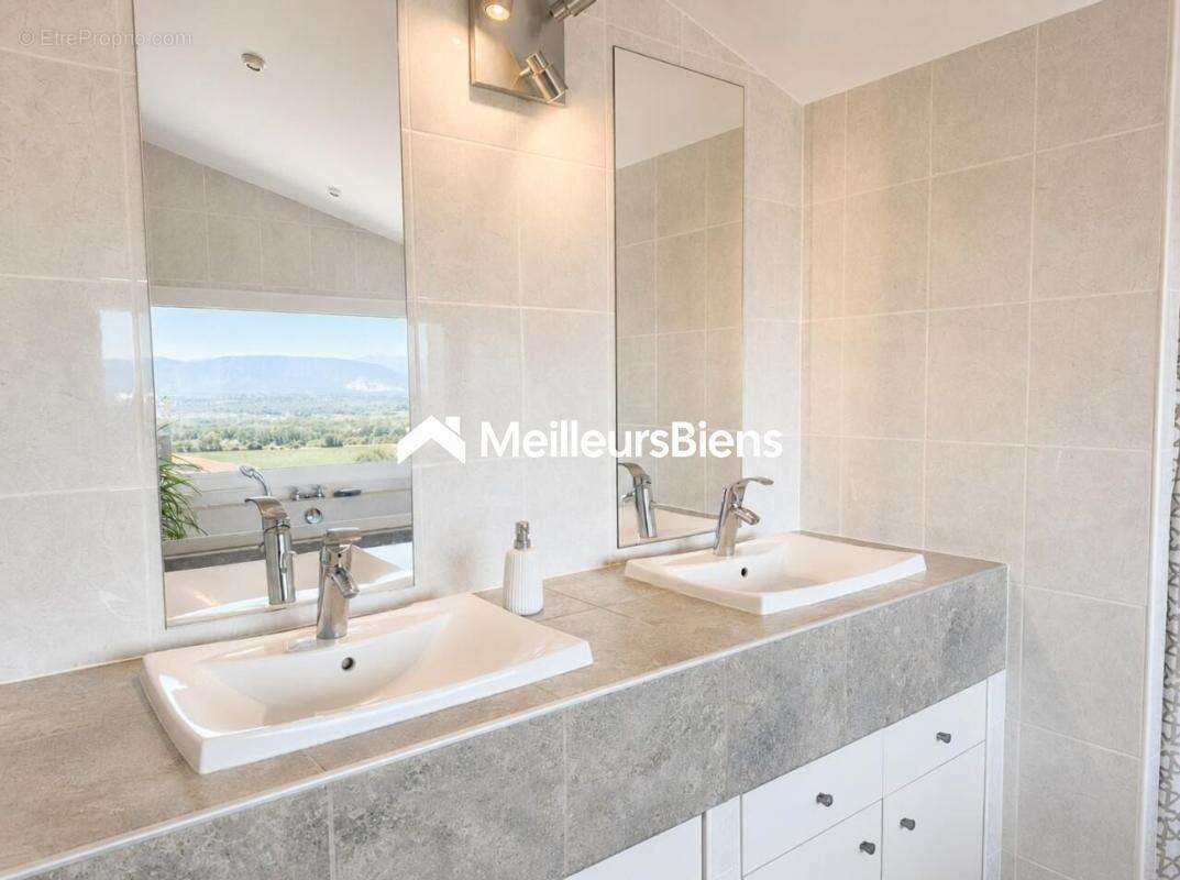 Superbe maison de 202 m² à Crozet 5 chambres, terrain de 1400 m² - photo 11