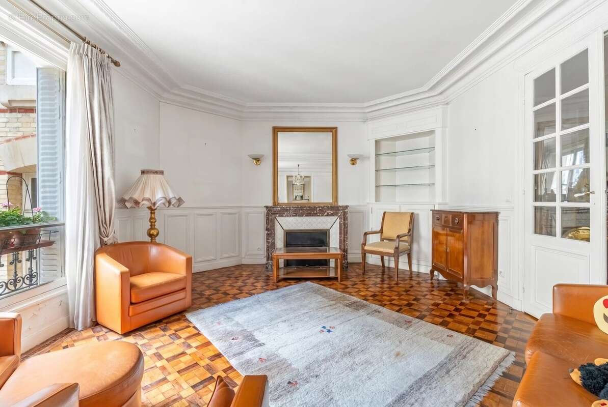 Appartement à PARIS-16E