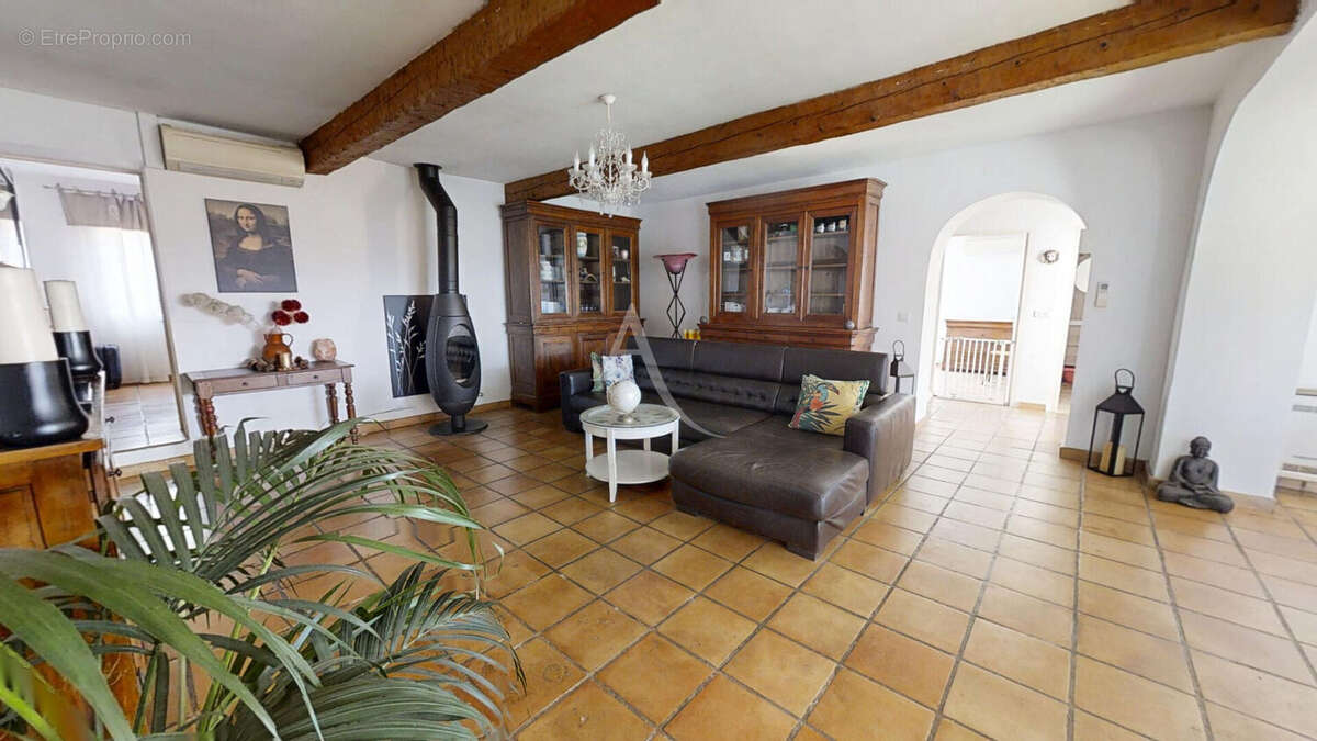 LA FARLÈDE - Propriété de charme de plain-pied avec studio indépendant, piscine et terrain de 10 300 m² - photo 4
