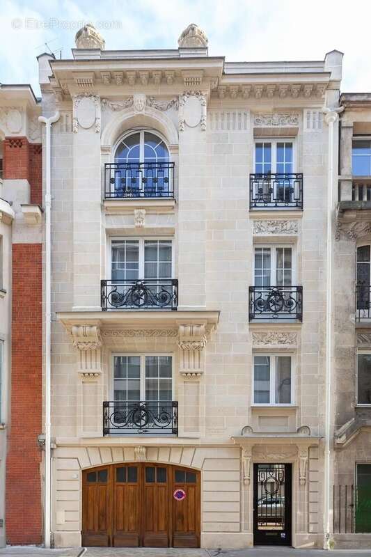 Appartement à NEUILLY-SUR-SEINE