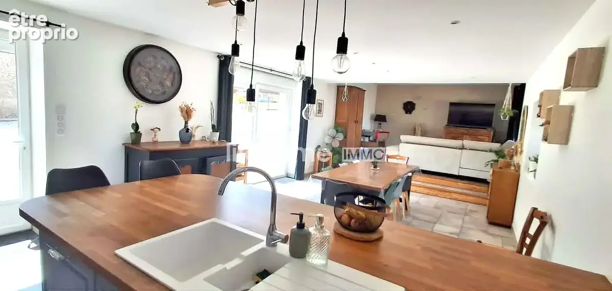Maison 135 m² à Azay-Le-Ferron  - photo 2