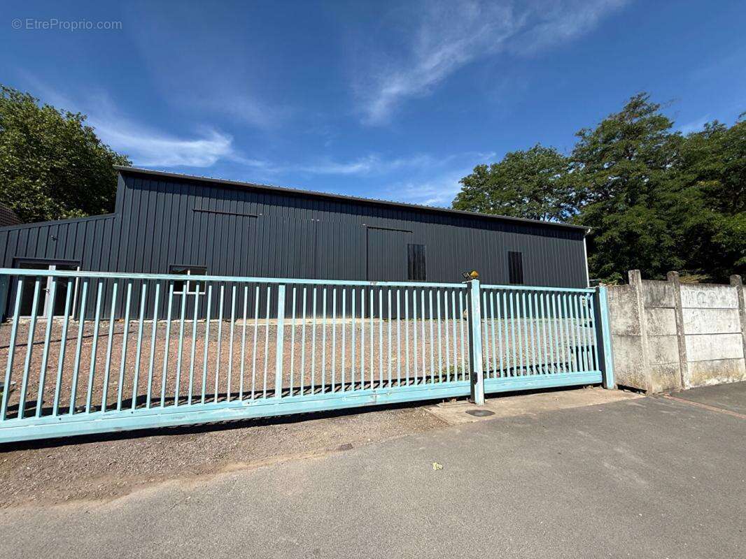 Local d'activité, 327M², bureaux, entrepôt, stationnement - photo 2