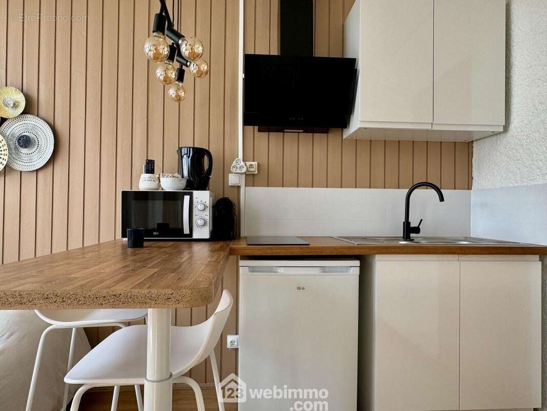 Réfrigérateur, plaque de cuisson, hotte, micro-ondes et cafétière. - Appartement à CHASSENEUIL-DU-POITOU
