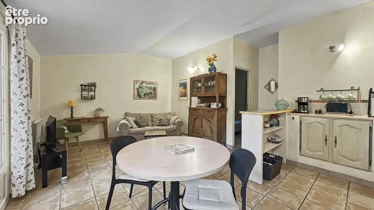 Mas en campagne d'Arles avec habitation familiale, deux gîtes, piscine, dépendances et grand jardin arboré - photo 7