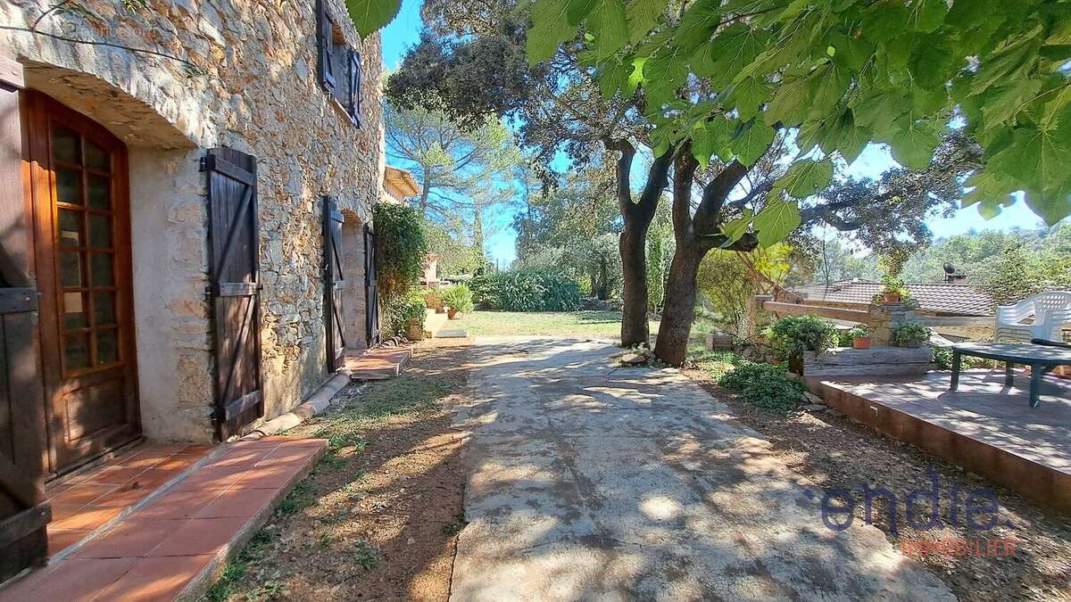 LE THORONET Maison en pierres 180 m² dans hameau paisible - photo 6