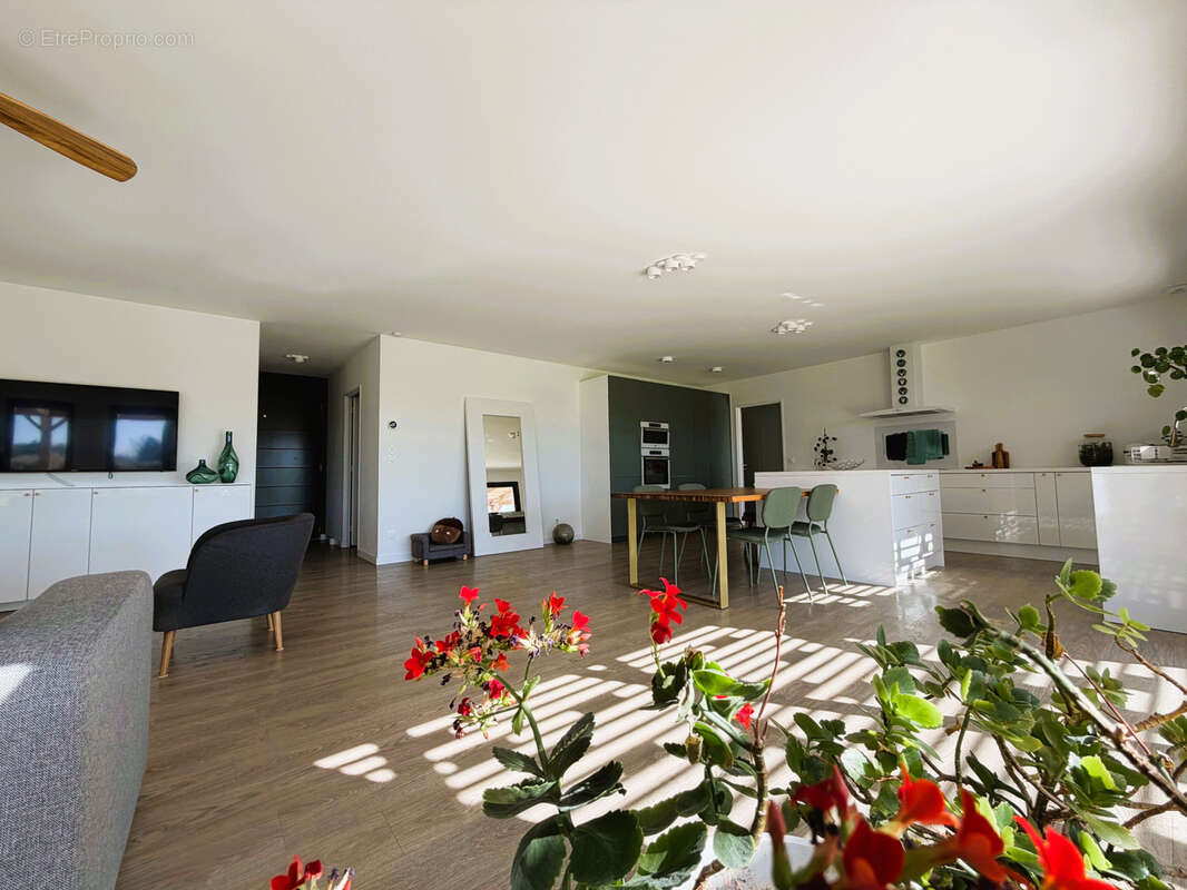Maison à SAINT-REMY-EN-ROLLAT