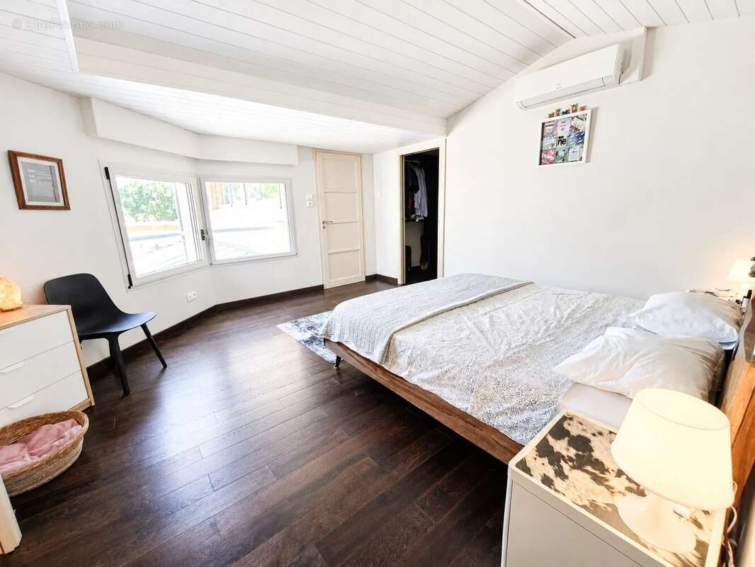 Maison d’Architecte avec Piscine Intérieure et Parc Privé de 6 Hectares - photo 8