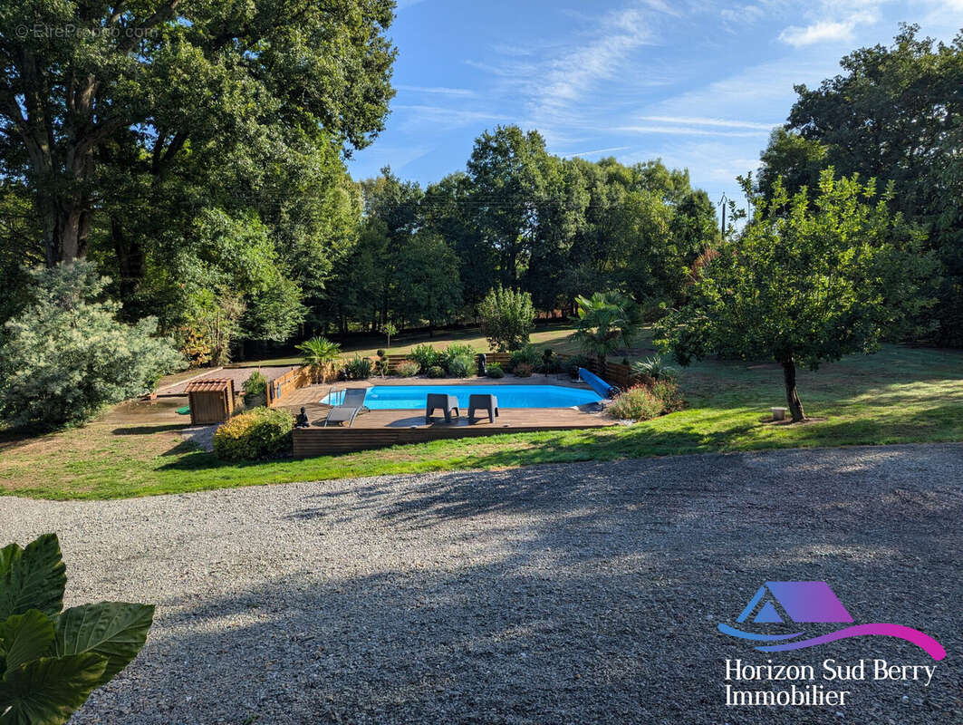 Parc paysager et piscine - Maison à BRIANTES